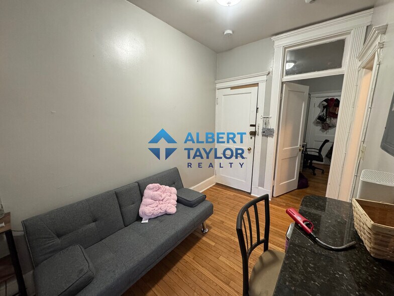 Building Photo - 466 Park Dr