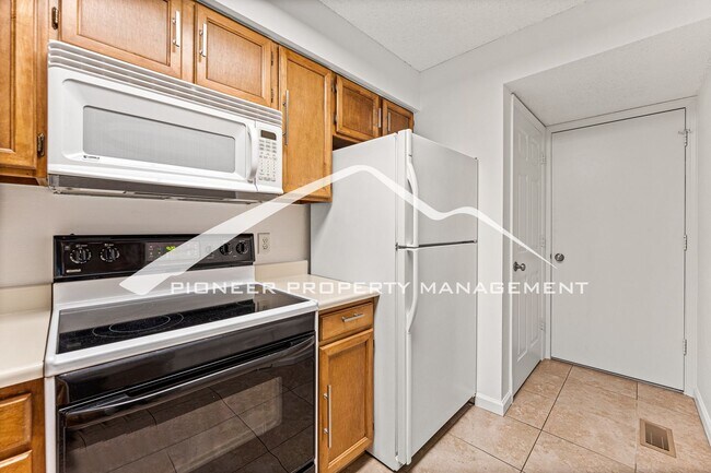 Building Photo - Gorgeous Condo with Washer/Dryer and Central AC