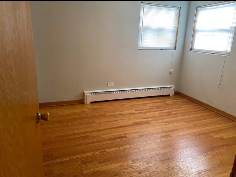 Building Photo - 6805 W Montrose Ave