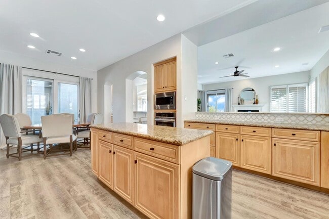 Building Photo - Queensridge Beauty - 5 bedroom on a 1/4+ acre lot