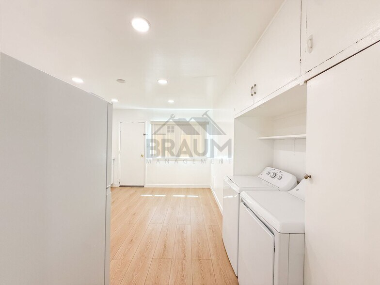 Building Photo - 15550 Vanowen St