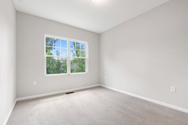 Building Photo - Serene Cul-de-Sac Retreat: 3BR Hillsboroug...