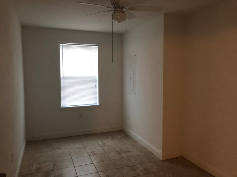 Building Photo - 211 Green Acres Rd