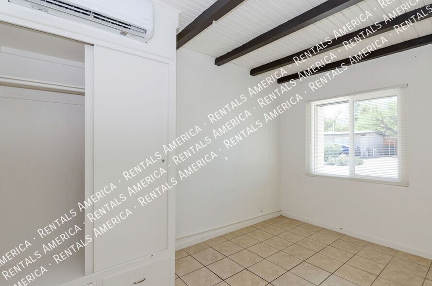 Building Photo - 3048 N Sparkman Blvd