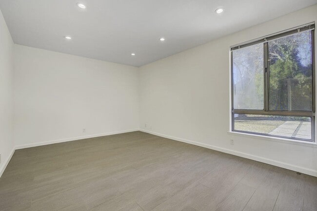 Building Photo - 312 N Alamo Dr