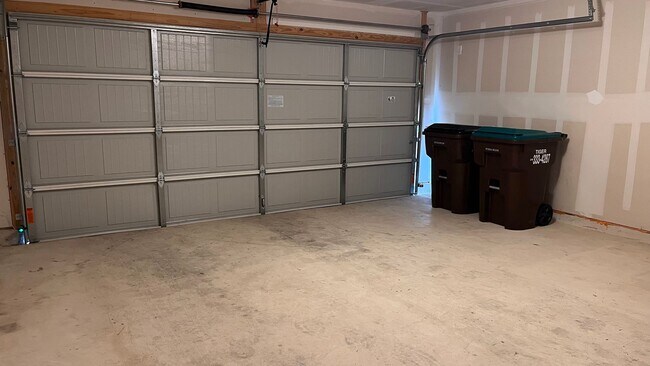 Building Photo - Move in Ready - Pet Friendly with pet door...