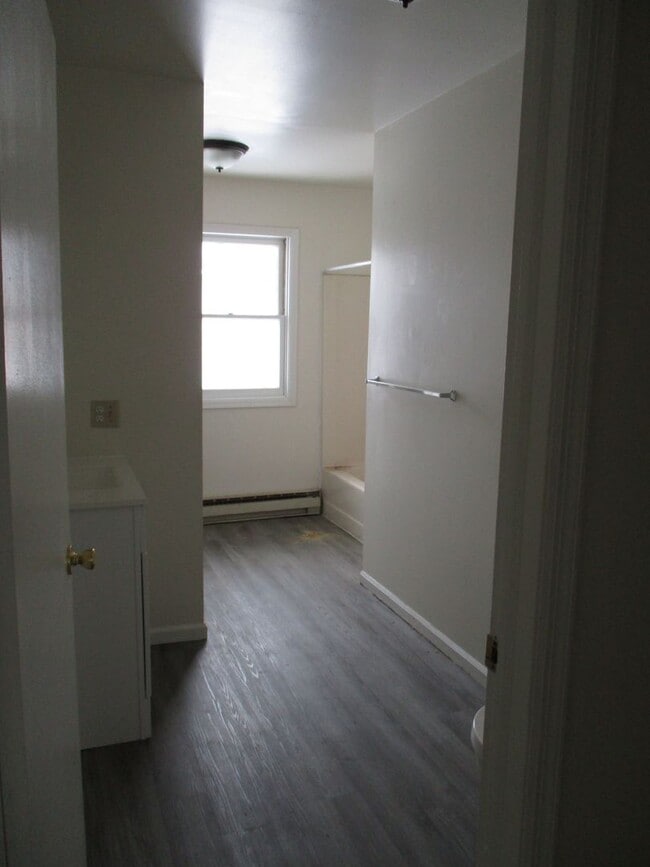 Building Photo - 3 Bedroom Townhouse to call home!