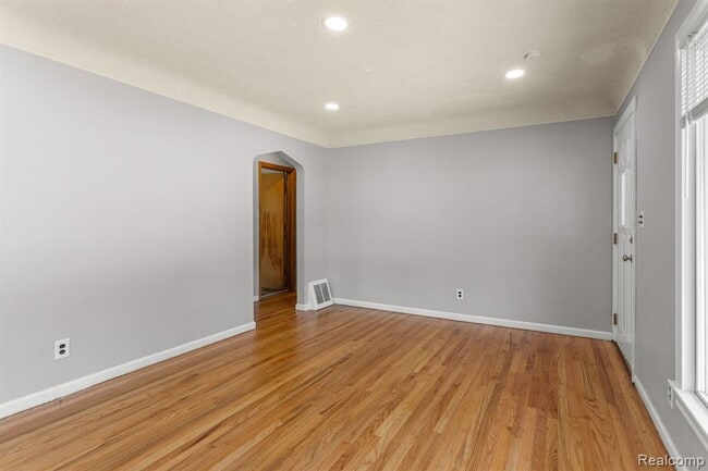 Building Photo - Cozy & Modern: 2-Bed Brick Home with Garage & Finished Basement