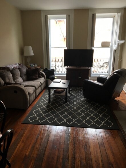 Primary Photo - 44 Parkin St