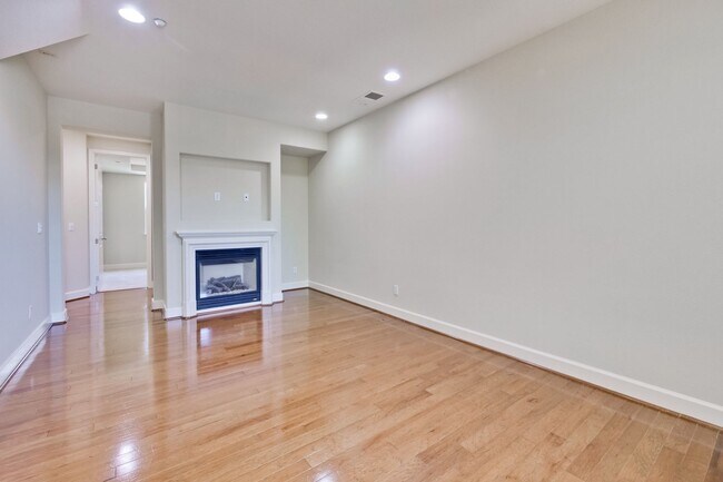 Building Photo - Excellent 4 Bed 2.5 Bath Town Home!