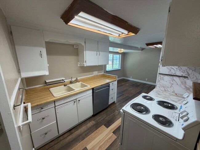 Building Photo - 683 N Washington Blvd