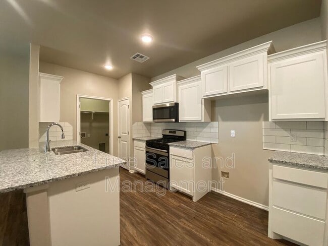 Building Photo - 5220 Oakwood Villa Ct