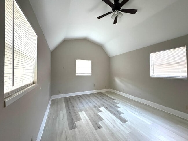 Building Photo - 16066 N Loop Dr