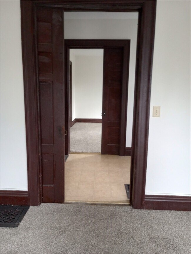 Building Photo - 362 W Gray St