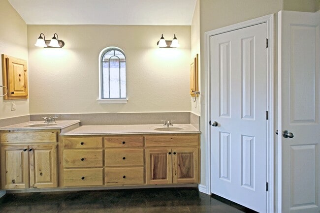 Building Photo - 2223 Sun Chase Blvd