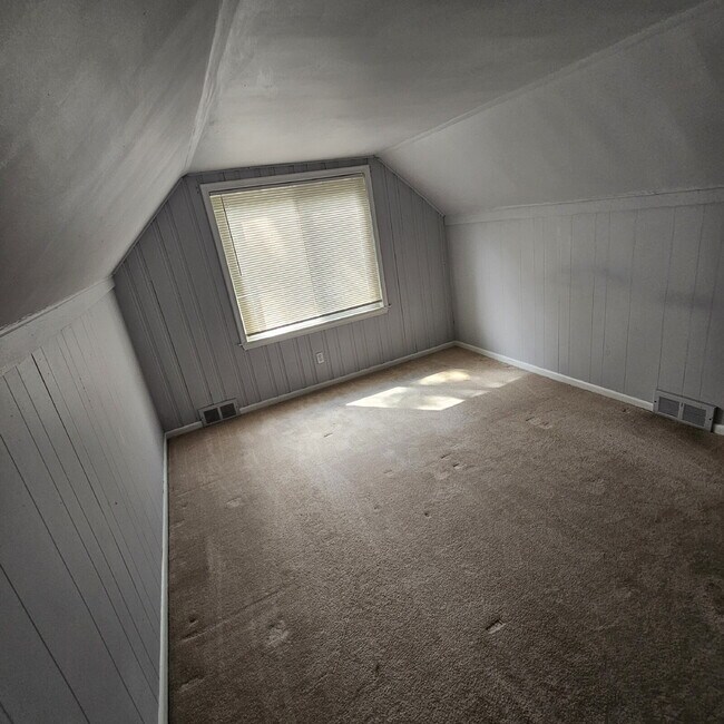 Building Photo - 3 Bedroom Bungalow w/ Hardwood Floors Clos...