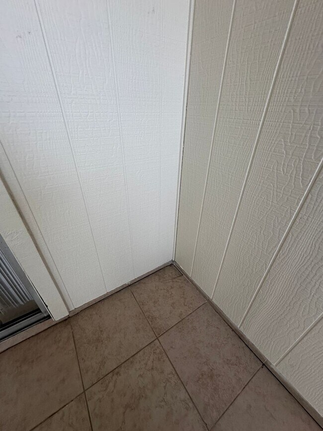 Building Photo - 1837 N Spring