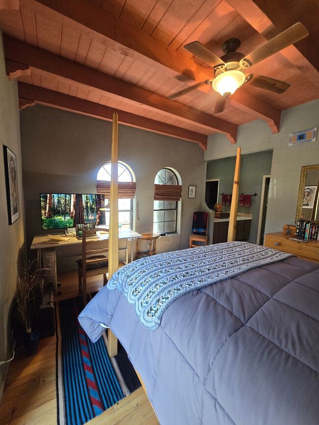 Building Photo - Furnished, 6-12 month rental