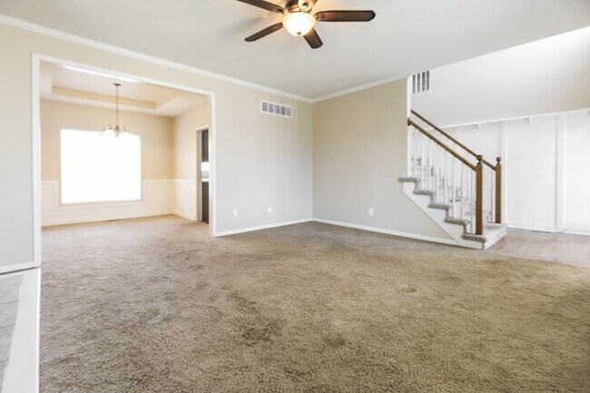 Building Photo - Spacious 4 Bedroom Home