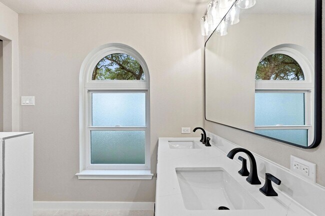 Building Photo - 900 Morgan Hill Dr