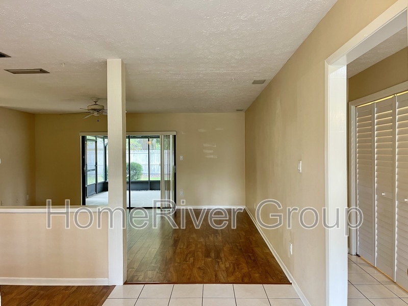 Building Photo - 15720 Country Lake Dr