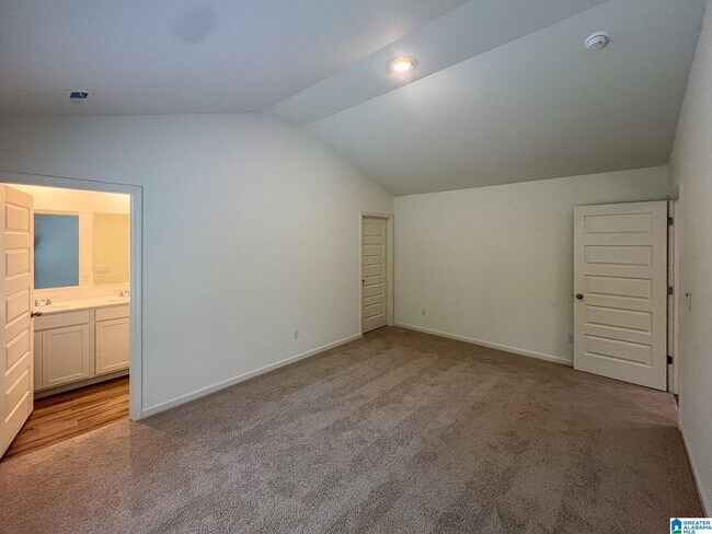 Building Photo - 301 Willoughby Rd