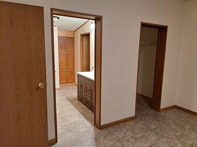 Building Photo - Ranch style 3 BR 2 BA