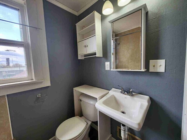 Building Photo - 2 Bed Duplex in Oshkosh, WI - Perfect for cozy living!
