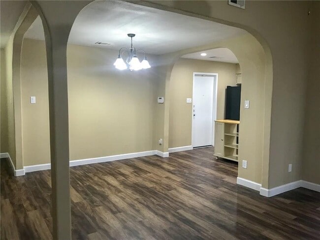 Building Photo - 10511 Robinwood Cir