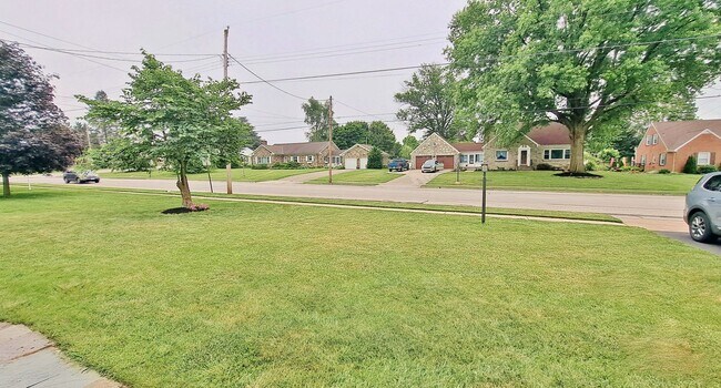 Building Photo - Fully Furnished 4 Bed / 1-1/2 Bath Single Family Home w/2 Car Garage