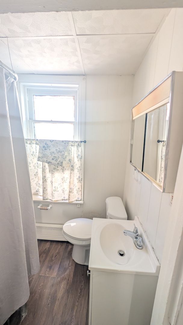 Building Photo - Spacious 3 BR on quiet Columbia street!