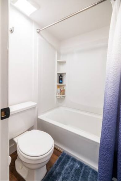 Bathtub/shower & toilet - 1111 E University Dr