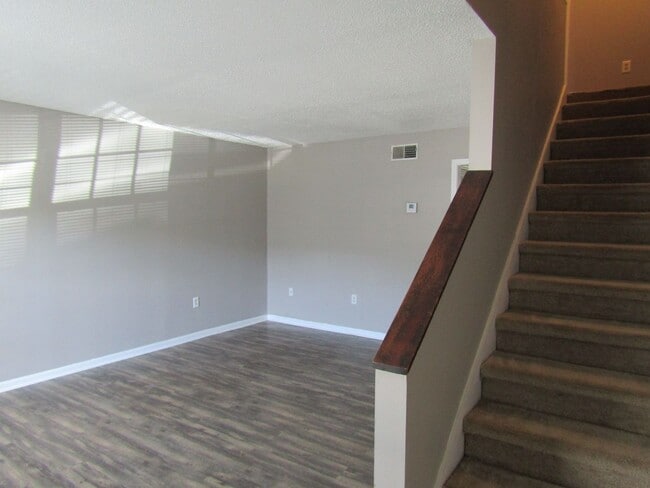 Building Photo - 1100 Pineland Ave