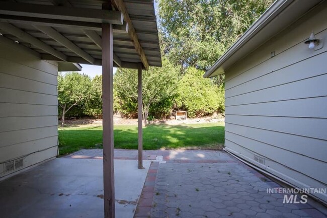 Building Photo - This 3 bedroom, 2 bath, home has lots of c...