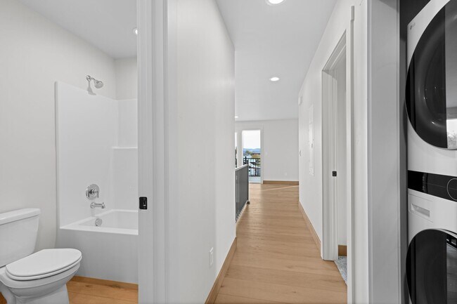 Building Photo - 865 9th St W