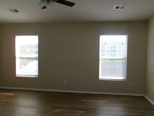 Building Photo - 3 bedroom, 3 bath townhome in Kiskadee Parke