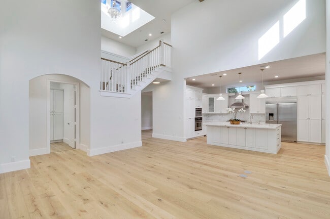 Building Photo - 142 Segovia Way