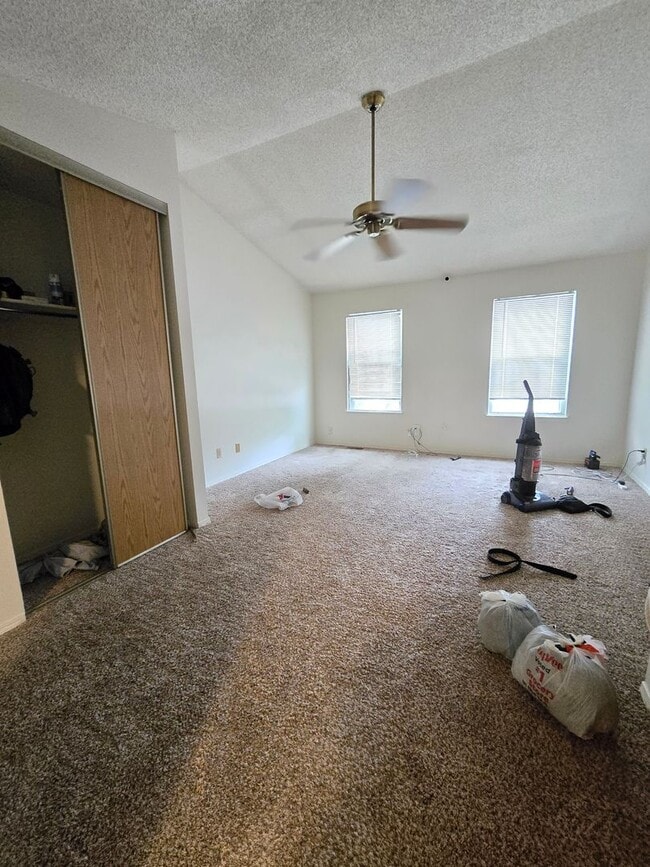 Building Photo - 2 Bedroom Townhome