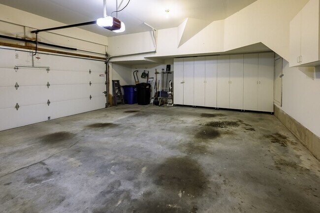 Building Photo - Tower Oaks First-Time Townhome in Rockville is Move-in Ready!