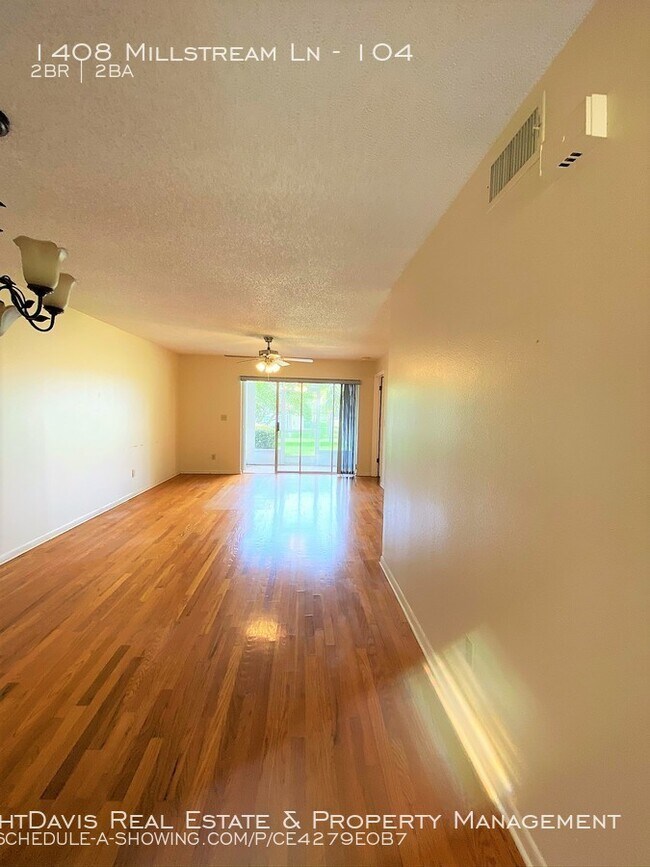 Building Photo - Lake Tiffany of Dunedin Offers 2/2!
