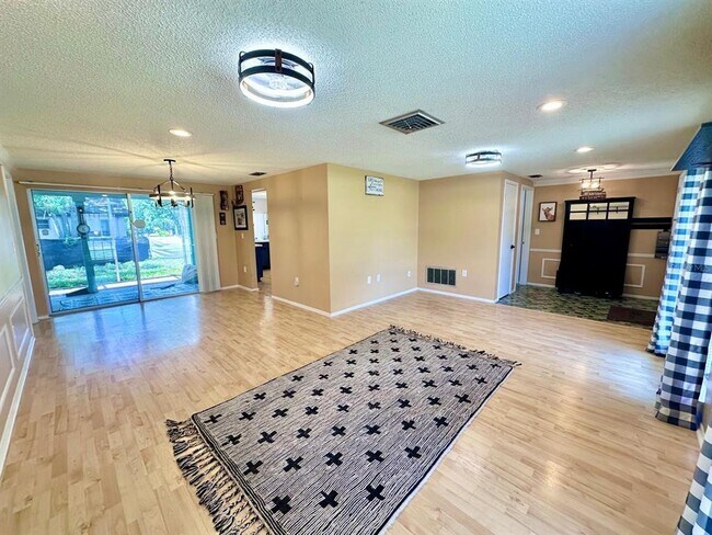 Building Photo - 12215 Meadowbrook Ln