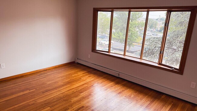 Building Photo - Charming 3BR , 2 BTHRM Duplex in Elizabeth