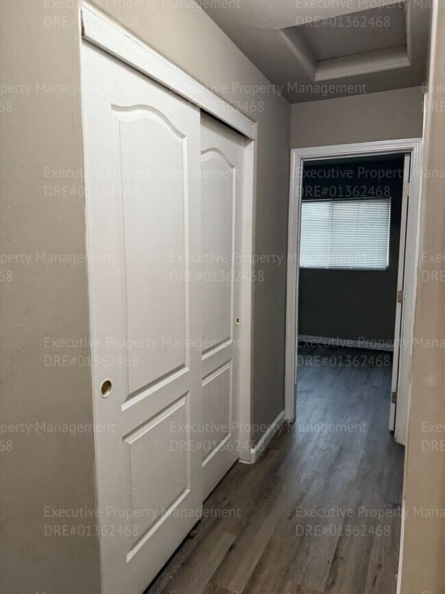 Building Photo - Spacious 3 bedroom, 2.5 bathroom townhome....