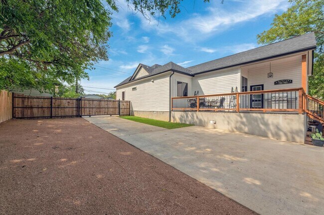 Building Photo - Fully Furnished Sleeps 8 with 3 Full Bedrooms and 3 full baths  Parking behind the secured gate