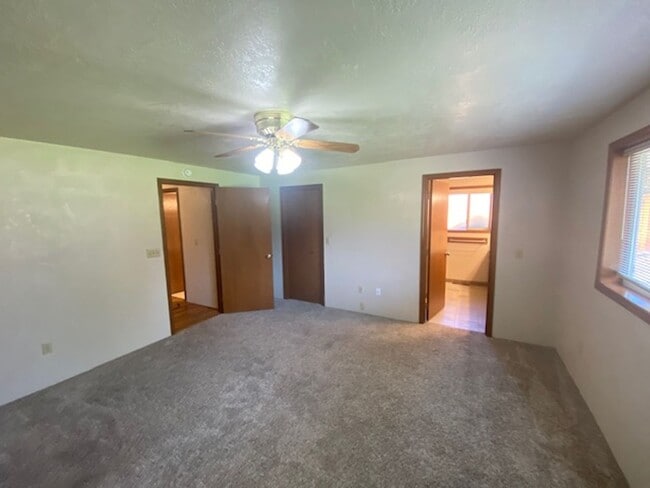Building Photo - LARGE SINGLE FAMILY HOME, ONE LEVEL W/ FEN...