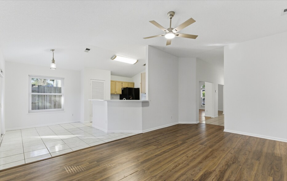 Building Photo - 8510 Majestic Oaks Dr S