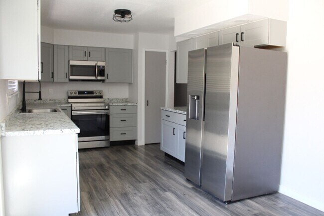 Building Photo - 130 Aster Ct