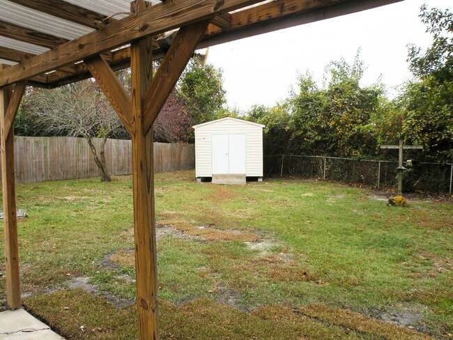 Building Photo - Family home