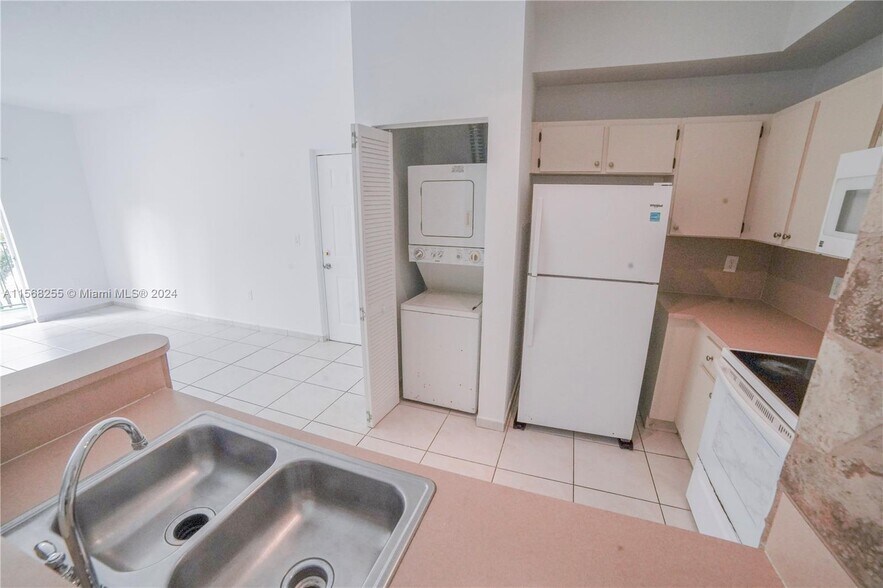 Building Photo - 7200 NW 114th Ave
