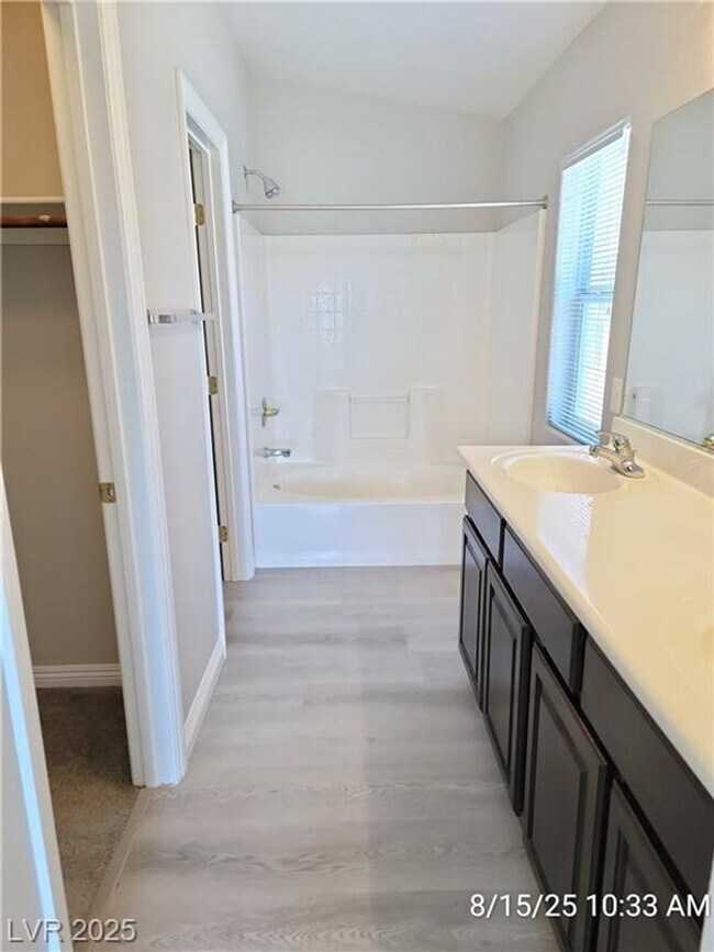 Building Photo - FANTASTIC TOWNHOME - POPULAR FLOORPLAN!! M...